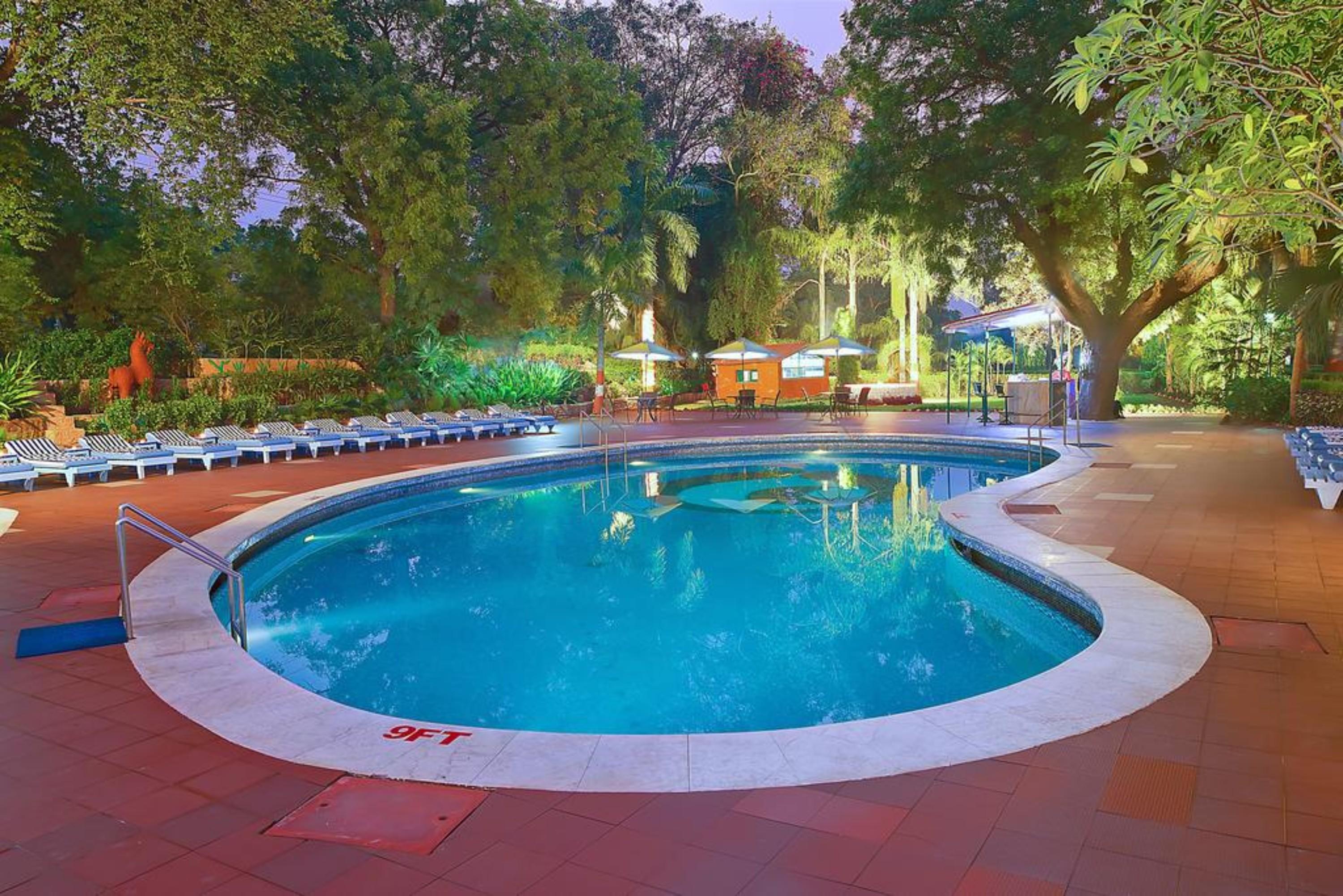Hotel Clarks Shiraz Агра Екстериор снимка
