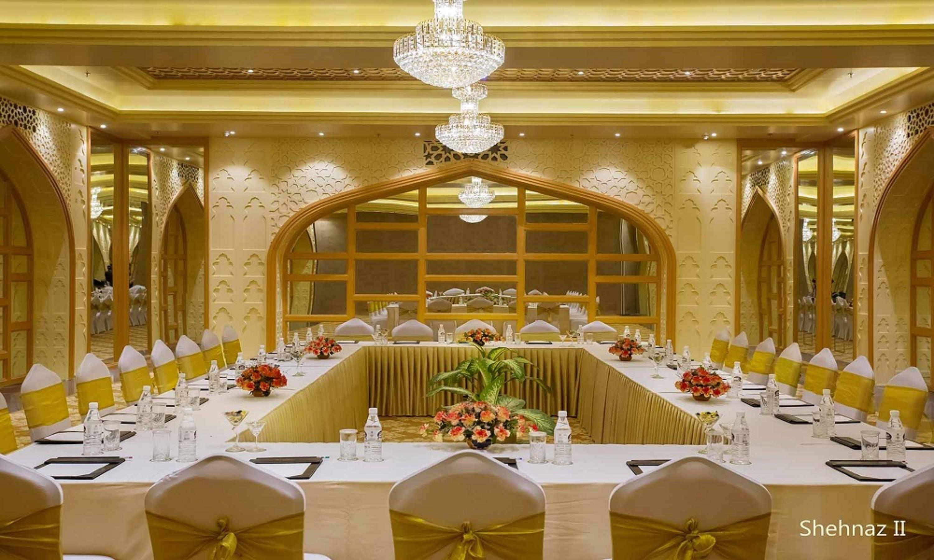 Hotel Clarks Shiraz Агра Екстериор снимка