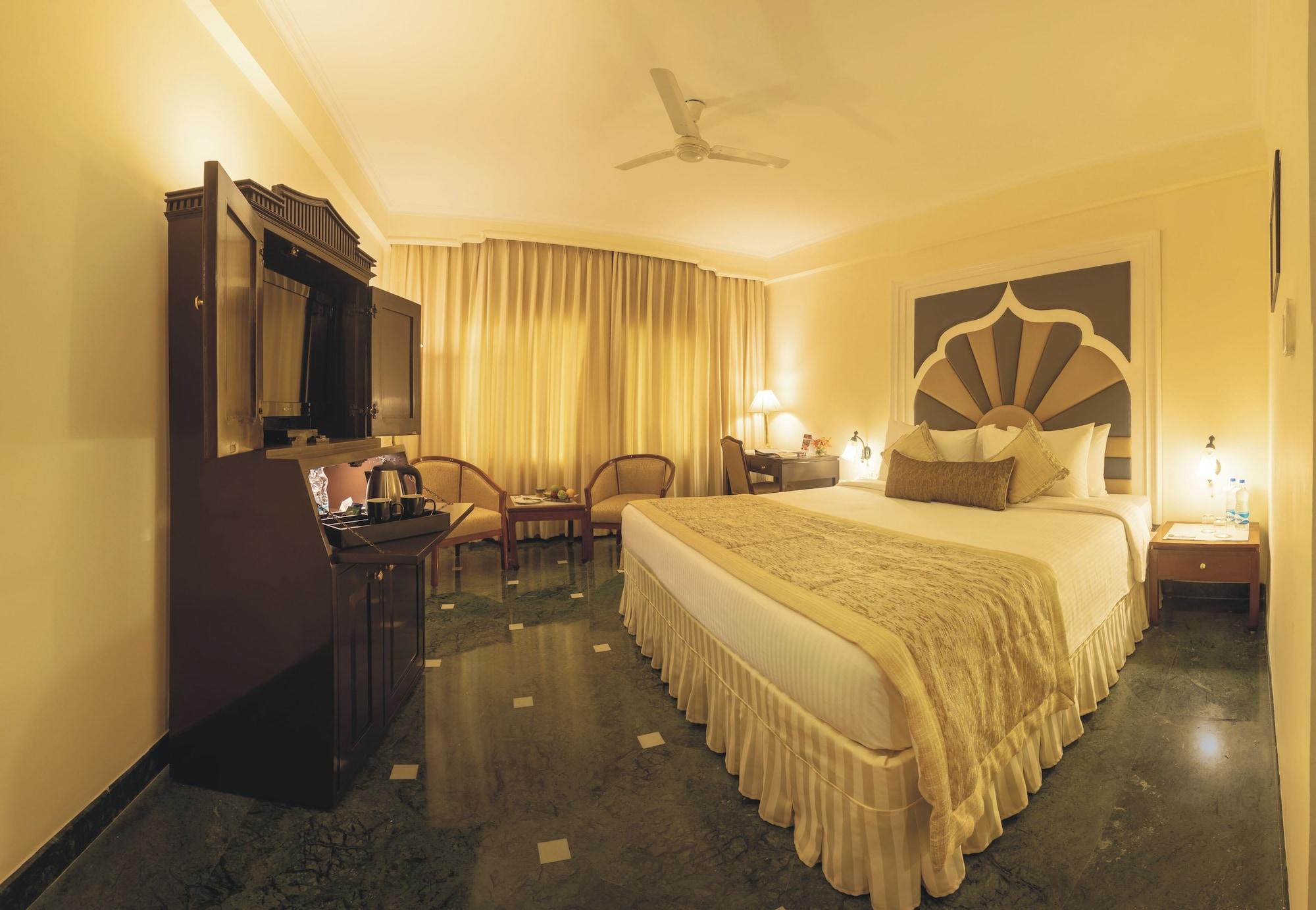 Hotel Clarks Shiraz Агра Екстериор снимка