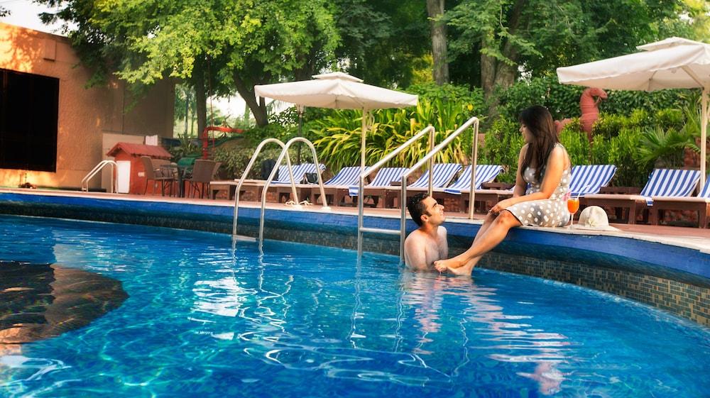 Hotel Clarks Shiraz Агра Екстериор снимка