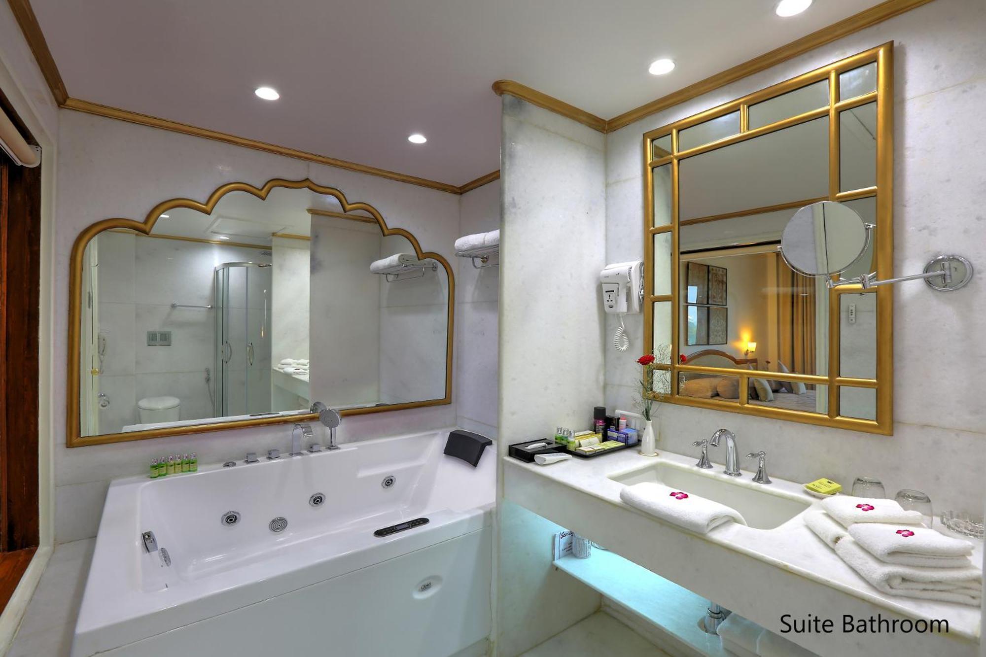 Hotel Clarks Shiraz Агра Екстериор снимка