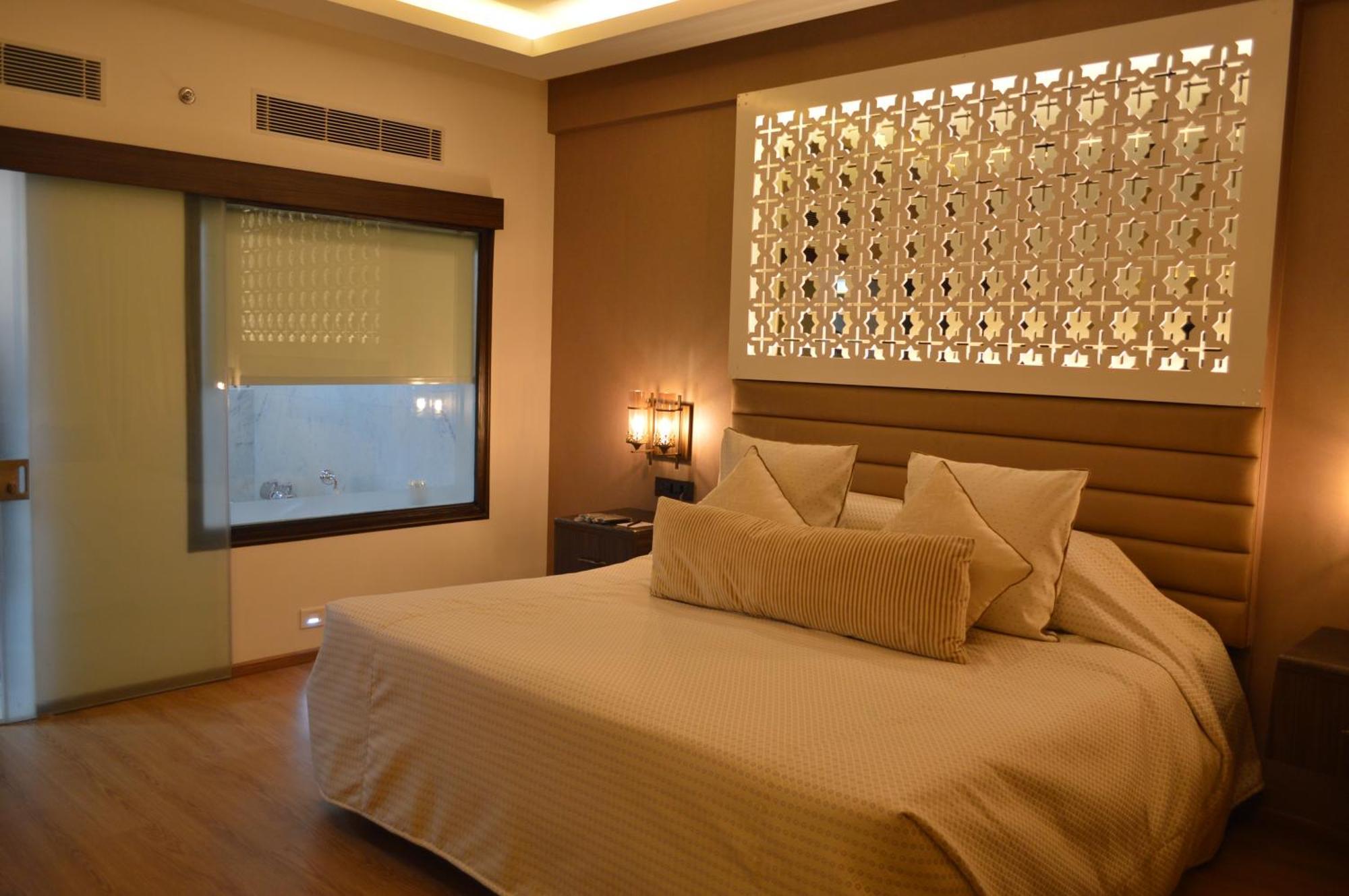 Hotel Clarks Shiraz Агра Екстериор снимка