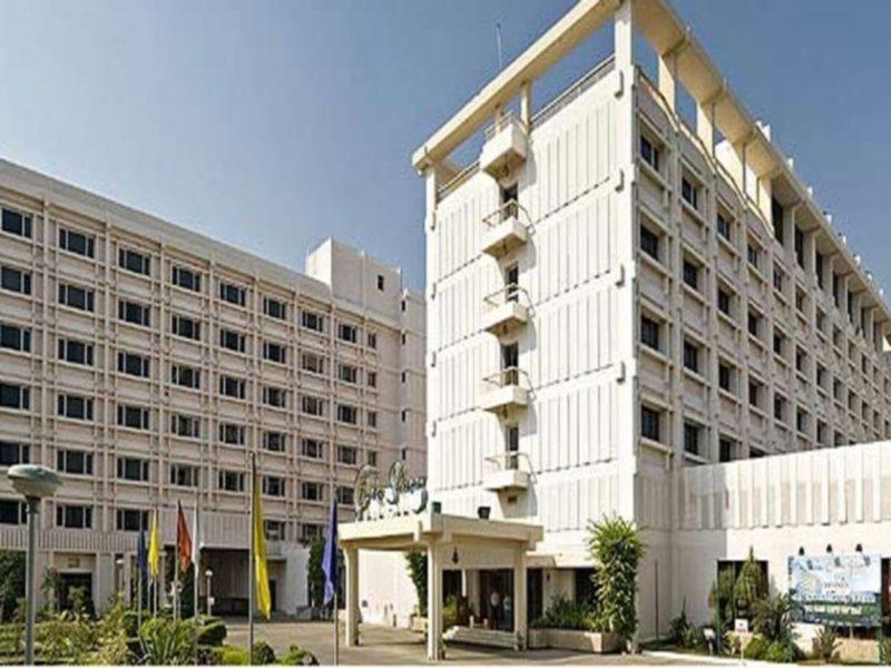 Hotel Clarks Shiraz Агра Екстериор снимка