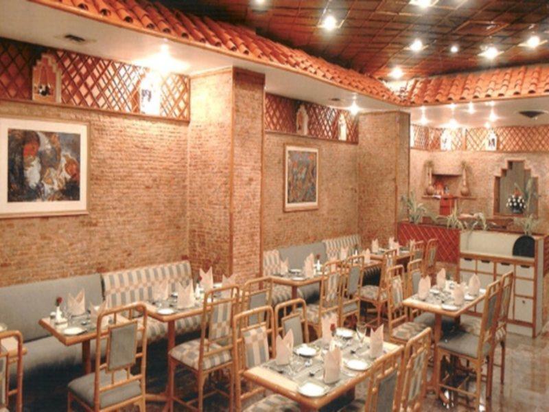 Hotel Clarks Shiraz Агра Екстериор снимка