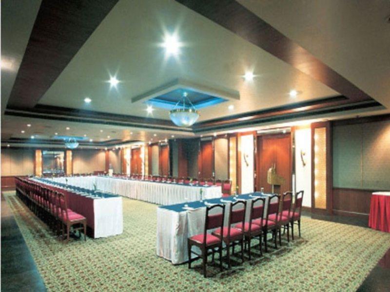 Hotel Clarks Shiraz Агра Екстериор снимка