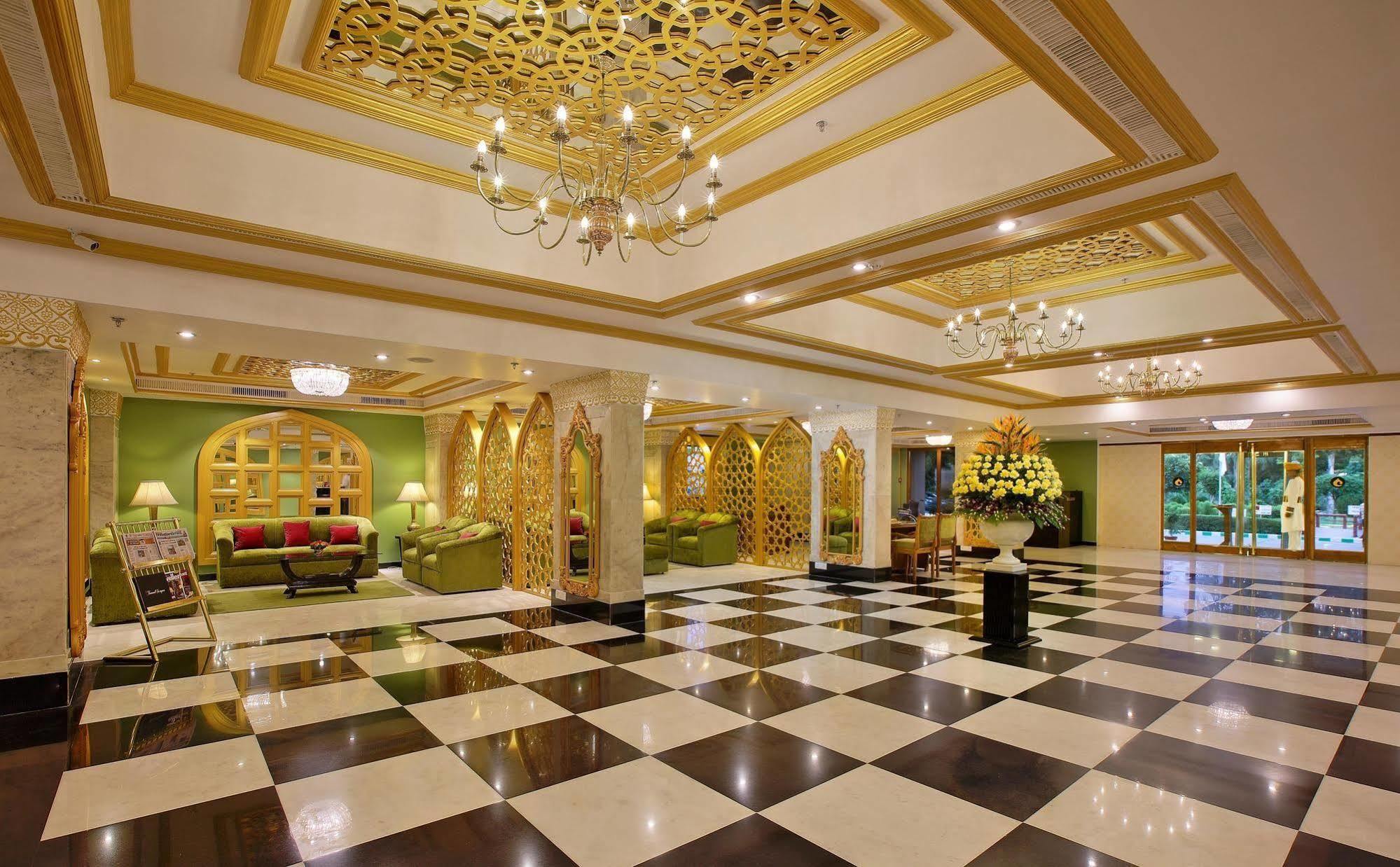 Hotel Clarks Shiraz Агра Екстериор снимка