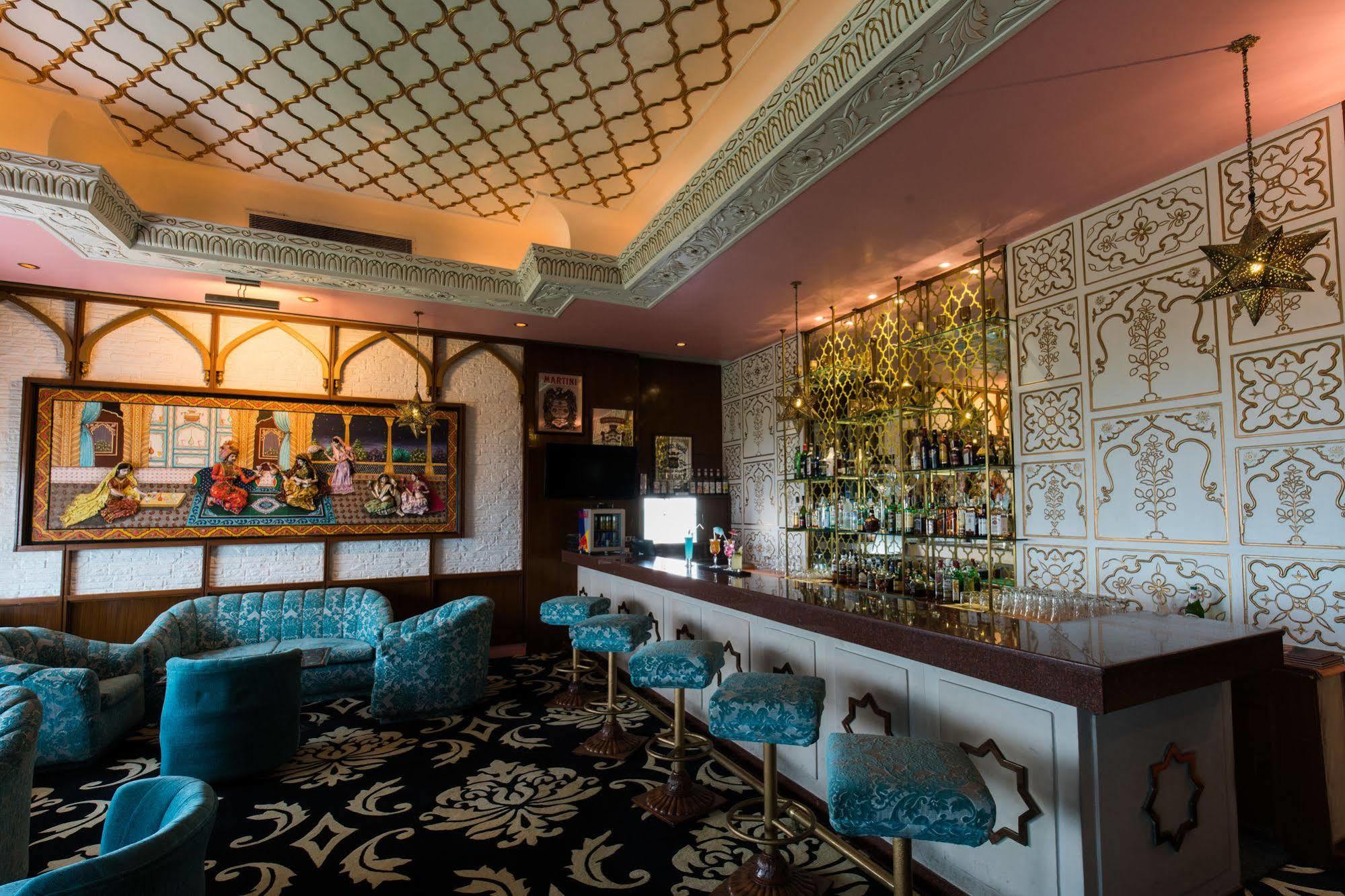 Hotel Clarks Shiraz Агра Екстериор снимка