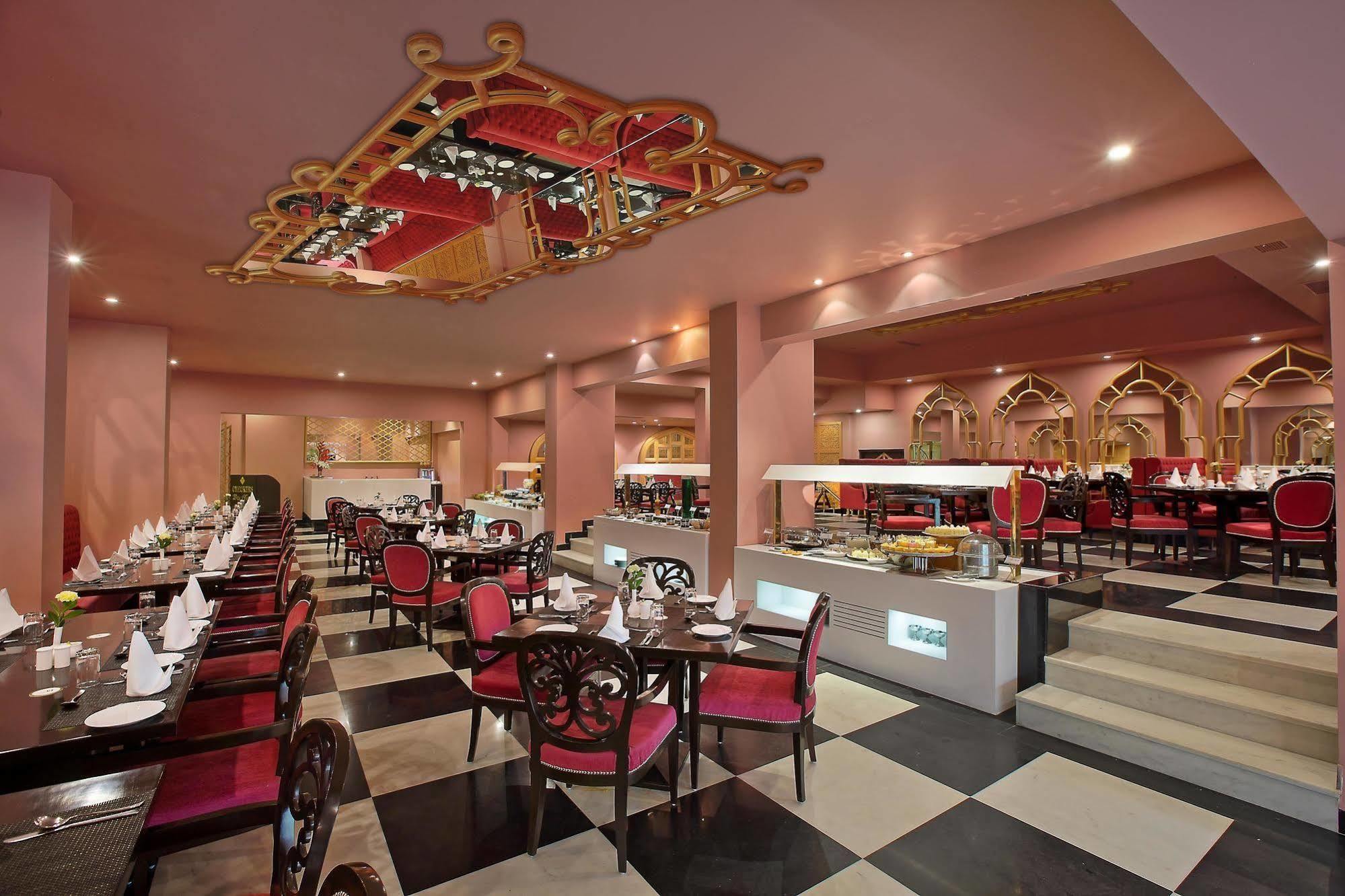 Hotel Clarks Shiraz Агра Екстериор снимка