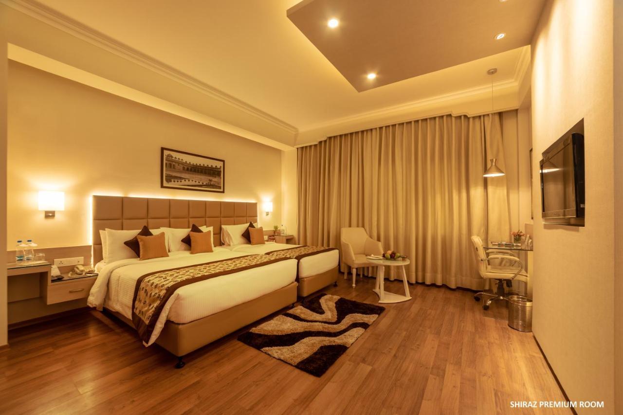 Hotel Clarks Shiraz Агра Екстериор снимка